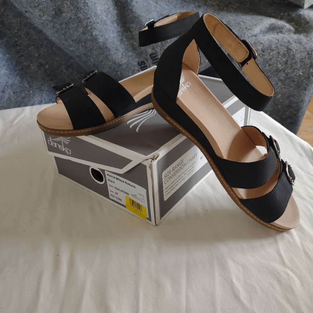 Dansko Black Sandals Size 40 NEW!